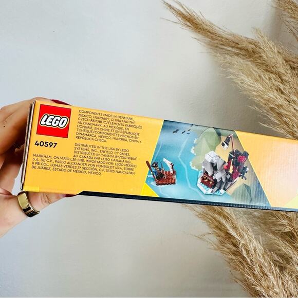 NEW LEGO Creator 40597 Scary Pirate Island 214 Piece Halloween Building Set Kit - Picture 4 of 11